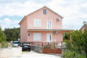 Apartments with a parking space Vinisce, Trogir - 18073